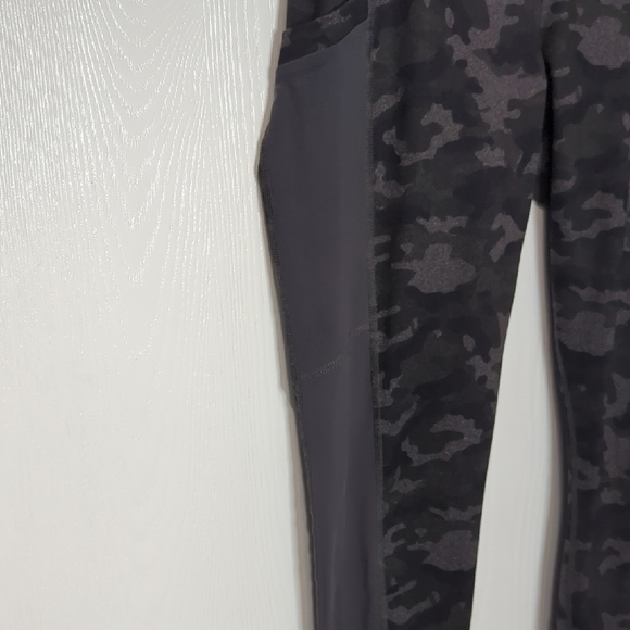 Fabletics Green & Black Camo Leggings w/Pockets with Powerhold Technology - SZ M - Picture 6 of 6